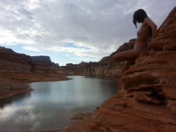 midofsomewhere:  Photos from our trip to Lake Powell, AZ/UT this last August. It was a fabulous trip with some of our best friends. During the night, the temperature wasn’t too cold, and it started to rain warm water on us. We were greeted by an epic