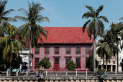 Gedung tua sebagai saksi kejayaan Batavia lama di tepian Muara Ciliwung. Bangunan tersebut pernah menjadi tempat tinggal Gubernur Jenderal von Imhoff (1705-1751). Bangunan Toko Merah terletak di Jl. Kali Besar No. 11, Jakarta Barat. Secara administratif