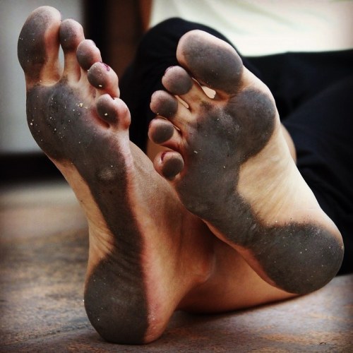 bare-dirty-feet:  #dirtysoles #dirtyfeet #barefootinpublic #barefootgirl #dirtyfeetgirls #barefoot #barefooted #barefeet #dirtysolesgirl https://www.instagram.com/p/B9HmyFwpLu8/?igshid=6ketefrhp7bo