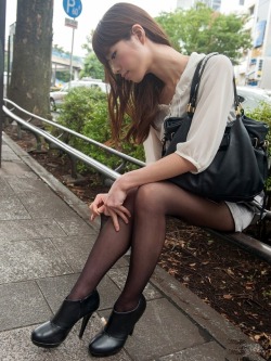 More tights : https://pantyhose-magazine.tumblr.com/archive