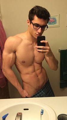 griffinbarrowsx:  cooljock9:  cherise-garmon50ore0:  To get more, come here.  mmmm it’s clark kent! jk  I used to know this guy!! True story