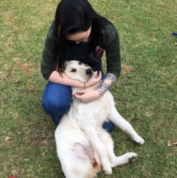 vortex-blue:  This pic of Suzy and Chica is really cute but I can’t stop laughing at Chica’s faceLike, same tbh