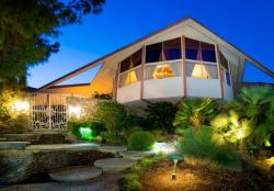 midcenturymodernfreak:  &ldquo;The House of Tomorrow&rdquo; Is For Sale This modernist home on Ladera Circle in Palm Springs, CA was designed by Krisel &amp; Palmer and built by prominent builder Robert Alexander who lived there with his wife Helen. In