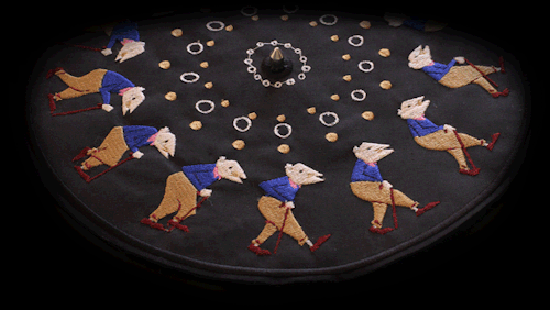 crossconnectmag:    	 		 						 							 					The Embroidered Animations of  Elliot Schultz Embroidered Zoetrope is a series of embroidered  animations, handcrafted on discs of fabric, that come to life thanks  to old turntables and synchronized strobe