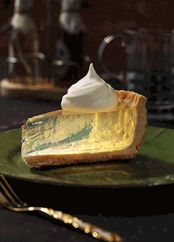 pop-six-squish:  butteryplanet:  i bet you didn’t expect a clear lemon pie here we will answer all your questions at our instagram   This isn’t lemon this is ocean in a cake, what kind of sorcery is this? This is beautiful ;-; 