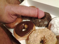 fooddicks:Putting the hole in Donuts