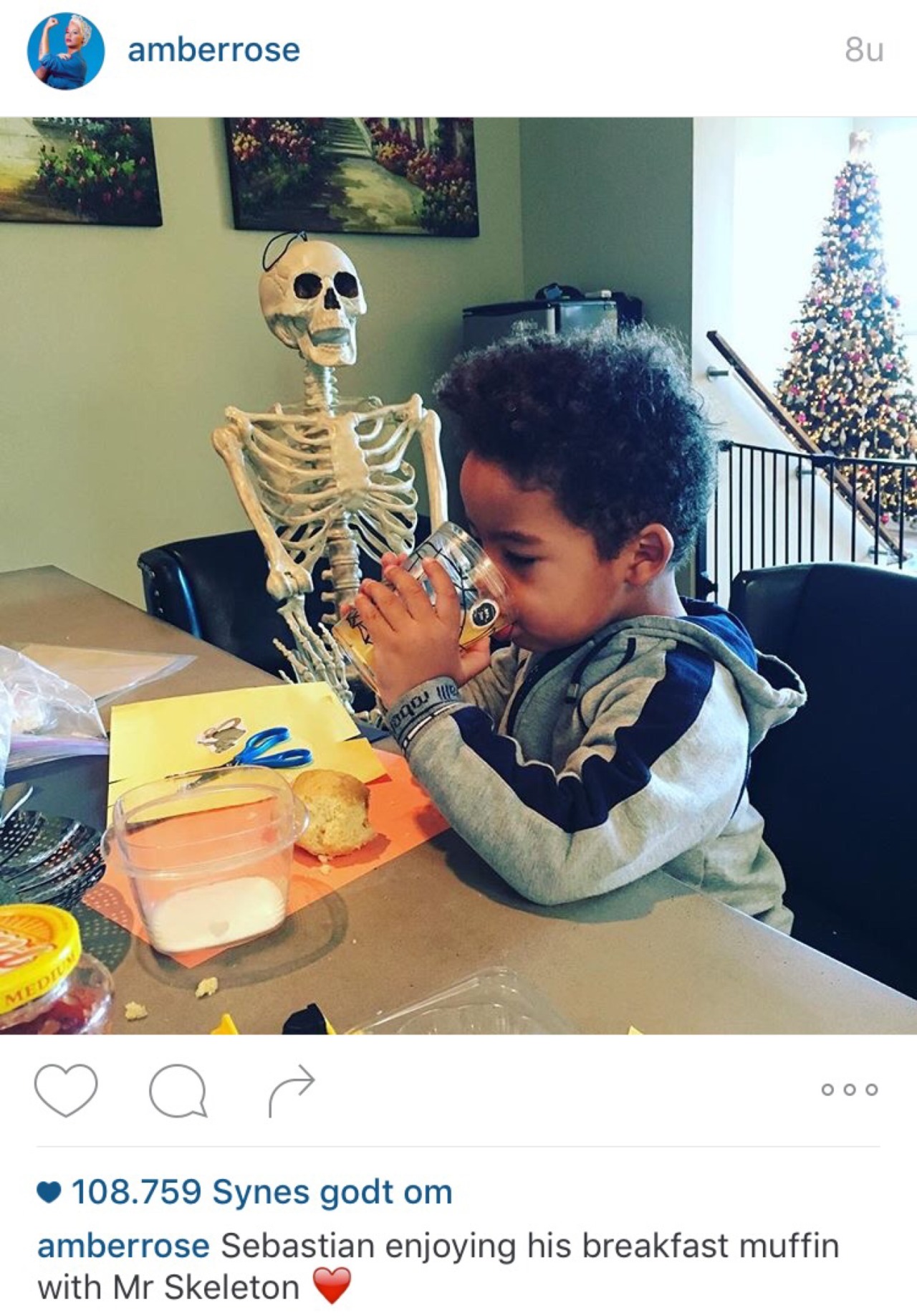 sweet-mamii:  idc what you say about amber rose!  her child wanted a skeleton for