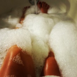 nuclearbitch:  Midnight bubble bath #bubble #bath #legs #relaxing #idontwantmondaytocome #tan 