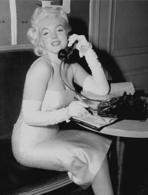 retrogirly:  Marilyn Monroe  adult photos