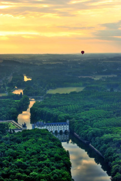 unwrittennature:  Vue aérienne du château de Chenonceau sur le Cher, Chenonceau, France 2009By Baloulumix☆