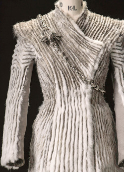 menalaus:  daenerys-stormborn: Costume details of Daenerys’ winter coat (x)- As for Dany’s coat, Clapton wanted to keep the look in the same shape as the Mother of Dragon’s other outfits this season. “It was just extraordinary,” Clapton says