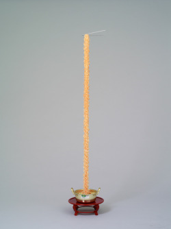 martinekenblog:  Hyper-Realistic Resin Sculptures of Dangling Korean Noodles Artist Seung Yul Oh recreates common Korean noodle dishes, but with a spectacular twist. Using synthetic resin, a pair of chopsticks float 12-feet-high, with dangling noodles