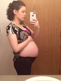 mygr0wingfamily:  Is it really possible to be so in love with my bump? I am growing a person inside my body. Our child is safe and growing INSIDE me. I want to give my tummy a hug for doing such a good job. 