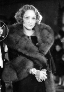 divadietrich:  Marlene Dietrich at the premiere of “Hell Divers” (starring Clark Gable and Wallace Beery). Grauman’s Chinese Theatre, 28 December 1931. 