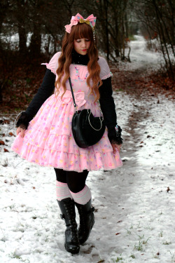 saltje:  outfit of today… first time snowing this year in my country… Op, jewelery, bow and socks: AP jewelery: Handmade and Chocomint Blouse: Taobao Tights: Primark bag: Btssb shoes and wristcuffs: Bodyline  Concrit is welcome I wanted to play with