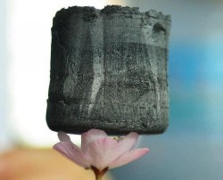 sixpenceee:  Chinese material scientists have created the world’s lightest material: a graphene aerogel that is seven times lighter than air. The graphene aerogel is so light that an cube inch of the stuff can be balanced on a blade of grass, the stamen