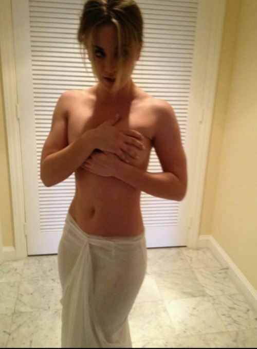 famous-nsfw-tub:  It’s Kaley Cuoco. But this time you have to choose side. 