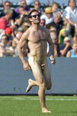 A streaker with a nice body - rare sight indeed 