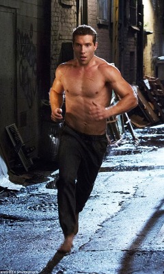 male-and-others-drugs:  Jai Courtney 