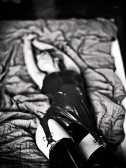 latex-stockings-in-fashion:   Model: Aleksandra Wydrych (Laf Suicide)    Black latex stockings 