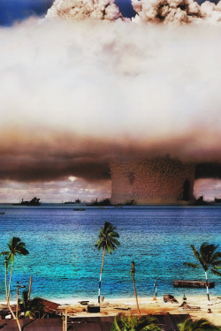 enraptvred:  The Bikini Atoll Atom Bomb Test in color 