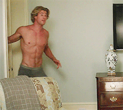 merrymiaow:  Is???? this chris hemsworth??? showing off his boner??