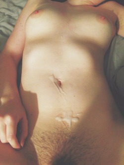 our-lovely-bodies:  Nothing I love more than cumming on her belly