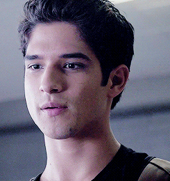 scottsjuice:  #sexual orientation: scott mccall rubbing his neck(◡‿◡✿)   Your so cute and sexy wow!!!