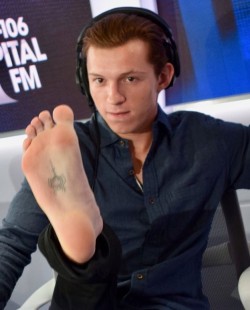 barefootnfamous:  Tom Holland http://barefootnfamous.tumblr.com/tagged/tom-holland 