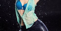 Just Pinned to Jeans and wetlook: Regenshooting. Green top and leggings http://ift.tt/2chajeS