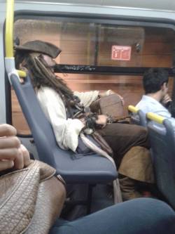 holasoysuperweona:  Ya cabroh’, ahora sí en Chile ha pasado todo xDD Capitán Jack Sparrow en un Transantiago po weón xDDD