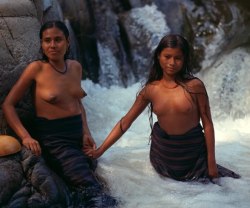 Mexican Mixtec girls, from Ñundeui, Al pie del cielo by Mario Mutschlechner.