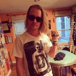 vispreeve:  Macaulay Culkin wears a t-shirt of Ryan Gosling wearing a Macaulay t-shirt 