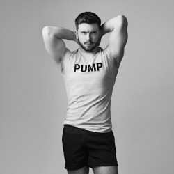 chrisjonesgeek:  #FlexFriday PUMP by @snootyfoximages, wearing @rondorff. I’m eating a full english as I post this, harking back to the “good ol’ days” of May when this actually taken. 🥓 🙈  . . . . . #rondorff #fashion #fitness #flexfriday
