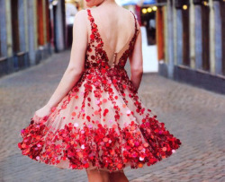 lovingluv2:  spicyrunnergirl:  cheekyblushin:  I just want to twirl in this dress.   ooohhhh!!!! me too!!!  mmm, me too! 