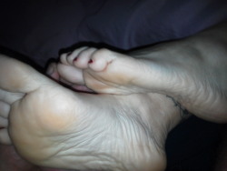 toered:  Footjob time.  Her feet make me rock hard