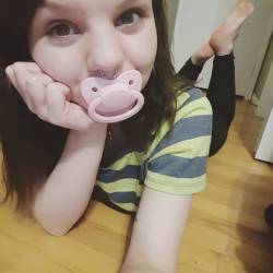 virtualbbgirl:  Hello friends! This is me waiting for daddy to come home and tell me my new @onesies_downunder pacifier is cute 😈😄 … /#puppy #puppygirl #nekogirl  #petplay #brunette #fetish  #bdsmlifestyle #bdsm #adultbaby #babygirl #abdl #ddlg