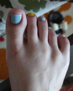 feetgreatfeet:  Stroked by her sexy blue toes