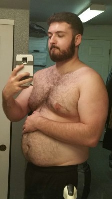 big-fat-sexy-bellies:  Post gym, feeling beefy 