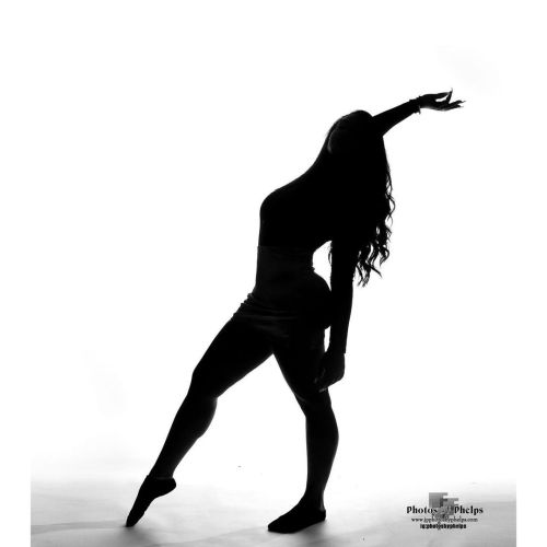 Was on that silhouette challenge way before&hellip; with @natural_alyza    #silhouette  #silhouettechallenge #photosbyphelps  #imakeprettypeopleprettier #slimthick #dancermoves #thickthighs #feet  www.jpphotosbyphelps.com  (at House of Photography Studio)