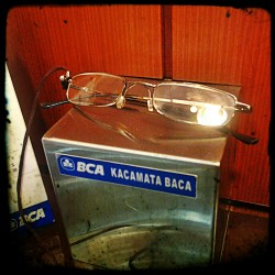 BCA dago sedia kacamata baca. :D