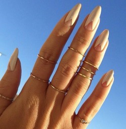 Midi rings and nails looking like fun.