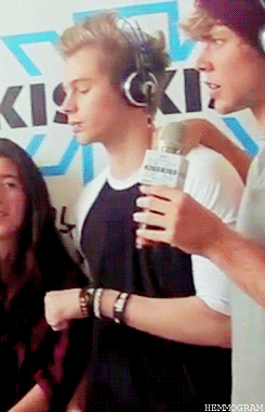 fave-sauce: 50shadesoflucas:  lewi5sos-deactivated20160121: he’s way too adorable for his own good x  this is hella cute  LOOK AT THE SECOND GIF LUKE IS TRYING NOT TO SMILE AND SHE LOOKS UP AT HIM SO ADORINGLY TAKE THIS AWAY FROM ME 