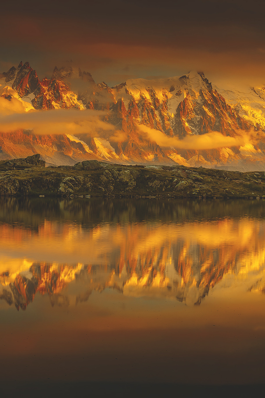 lsleofskye:  Sunset over the Chamonix Aiguilles from Lac des Cheserys
