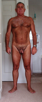 vieux-gay:  Photo amateur d'un vieux gay qui a gardé le corps d'antan!   Gray chest hair?  Sexy!