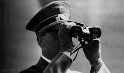 faltariamaspuntocom:  Oteando el horizonte El führer divisa algo… 