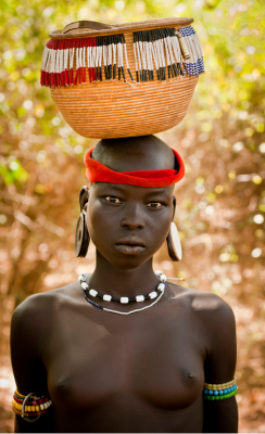 co-rals:   a—fri—ca:  Mursi girl, Ethiopia - Photo by Gerry Andrews The Mursi (or Mun as they refer to themselves)  are a Nilotic pastoralist ethnic group that inhabits southwestern Ethiopia.  Surrounded by mountains between the Omo River and its