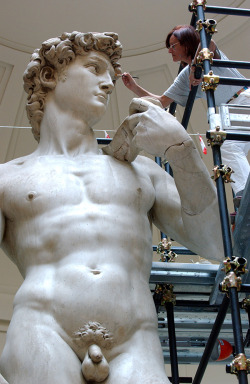 fabforgottennobility:  David - Michelangelo Il David di Michelangelo durante il restauro del 2003 (Franco Origlia/Getty Images) - Firenze, Galleria dell’Accademia 