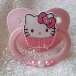 sweetestoflies: binkiekissesshop: Kitty Cupcake budget pacifier now available at http://binkiekisses.storenvy.com/  I want dis!!!! 