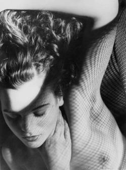 mondfaenger: Jean with wire mesh, 1937Photo by Max Dupain, Australia